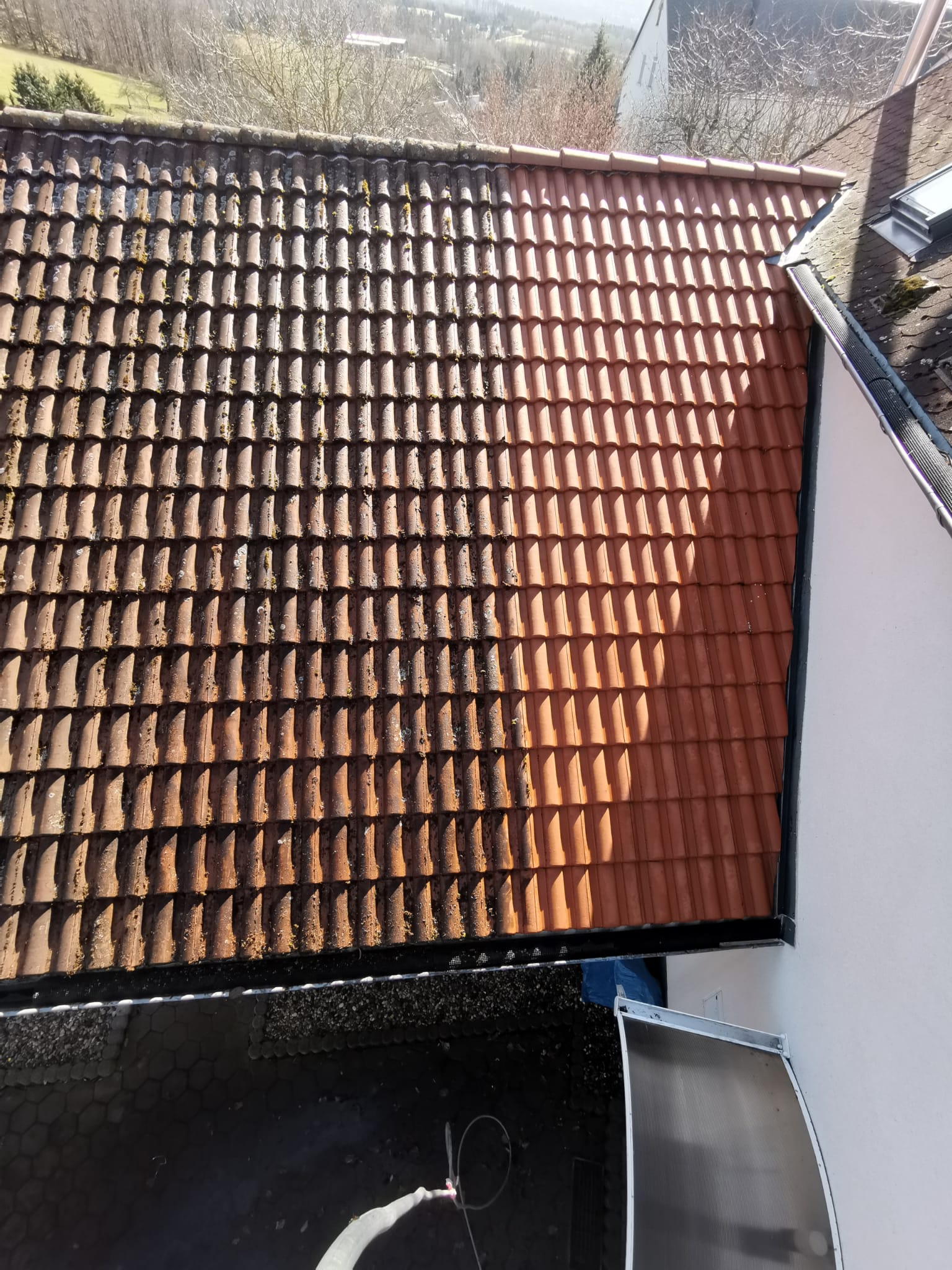 Dachreinigung & Entfernung von Ablagerungen auf Dachziegeln